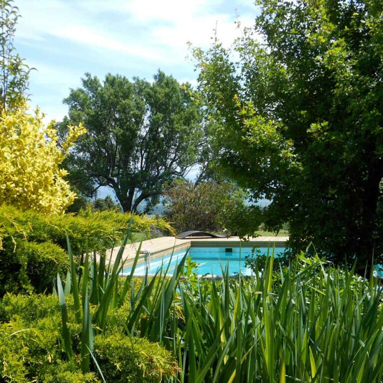 jardin-luxuraint-et-piscine-chauffee-le-Mas-du-Pas-Marsanne